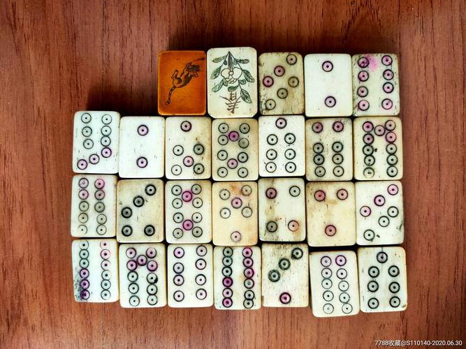 Đại tá Trần Vân và nhà văn Phạm Thắng – đội viên Đội thiếu niên tình báo Bát Sắt ôn lại kỷ niệm xưa.